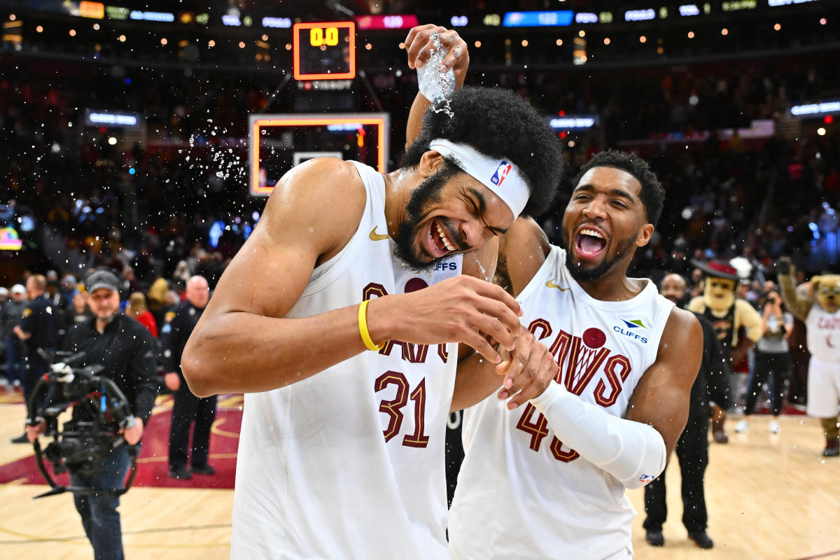 Cavs vencen a Thunder y extienden racha a 11; 76ers descartan a McCain para la temporada; se acerca la fecha límite de traspasos