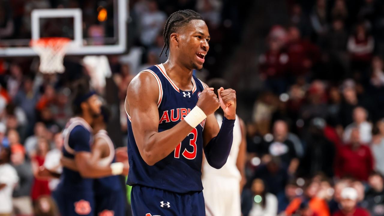 Auburn se posiciona como el número 1 en baloncesto masculino; Michigan entra en el top 20 del AP poll; Minnesota vence a Washington en la NBA